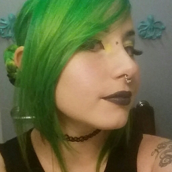 Meet your Posher, Nicole - Picture 1 of 4